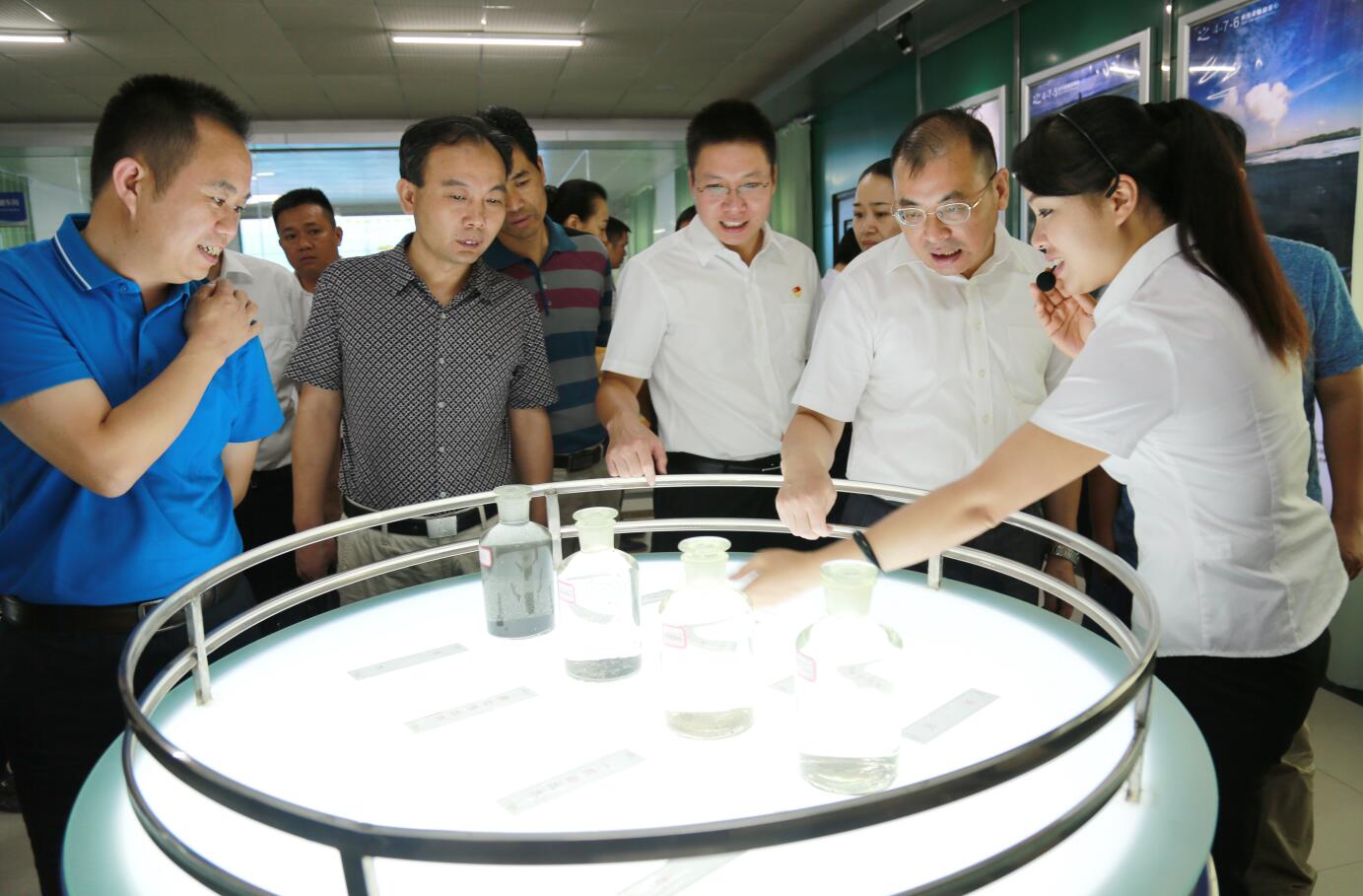 2016年9月，時任湖南省懷化市委常委、組織部部長，現(xiàn)任郴州市市委常委、組織部部長江波蒞臨公司視察.JPG