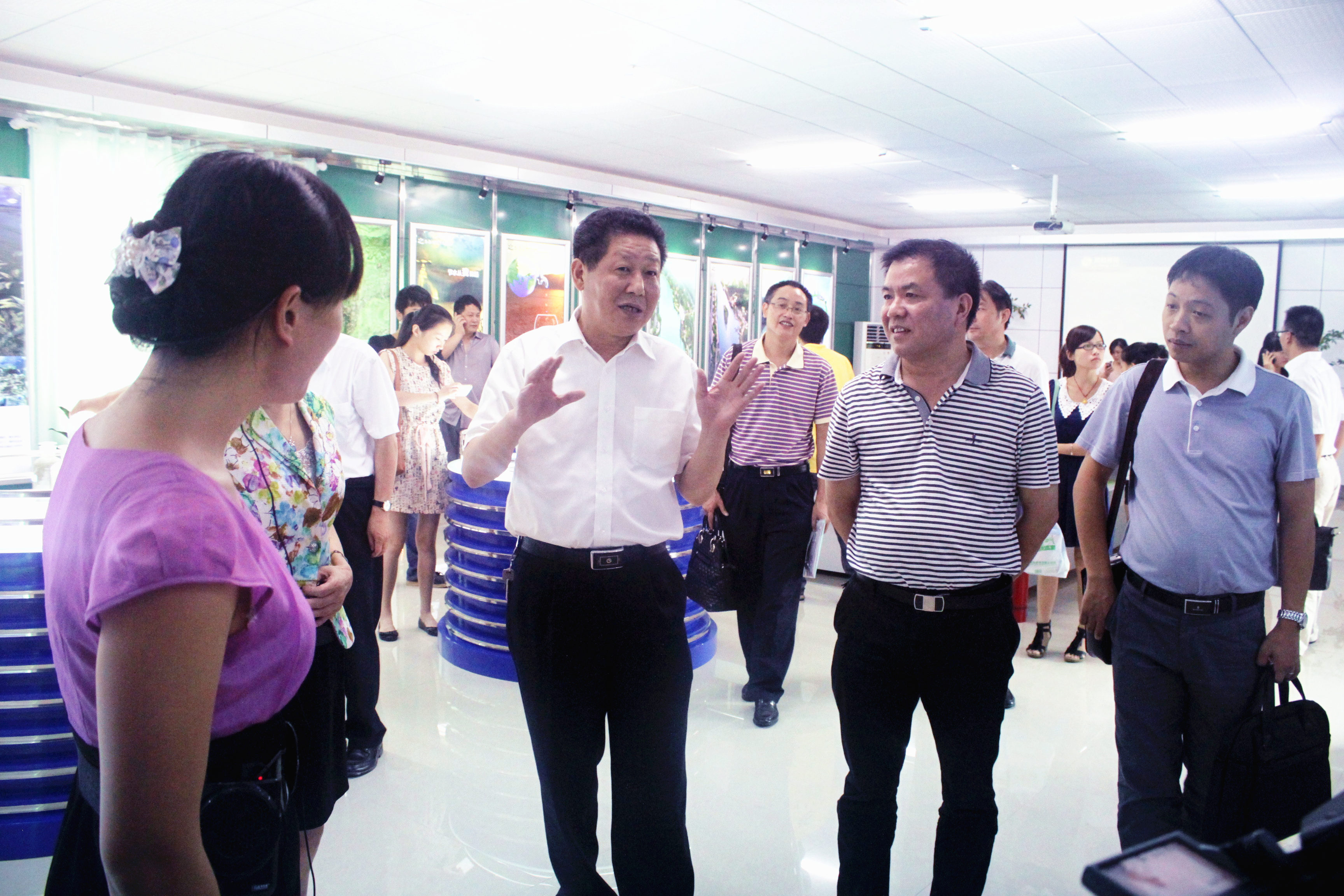 2012年8月，省委宣傳部紀檢組長肖君華在時任市委常委，宣傳部部長錢德喜的帶領(lǐng)下蒞臨公司視察.JPG