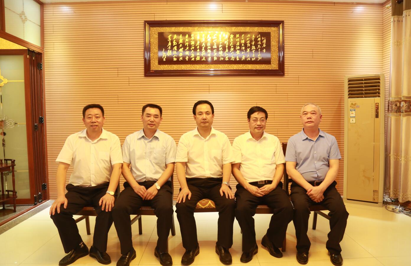 2016年9月，時任市委常務(wù)副市長楊親鵬等領(lǐng)導蒞臨公司指導.JPG