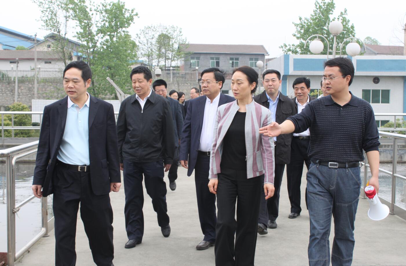 2011年4月，省政協(xié)主席，時任省委常委、統(tǒng)戰(zhàn)部部長李薇薇來公司視察.JPG